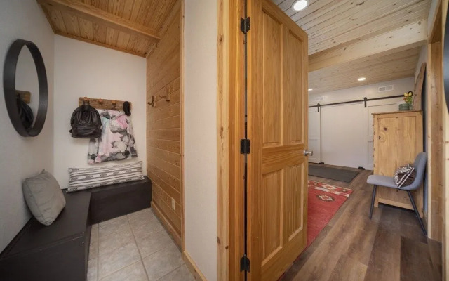 Innsbrook Cabin 4 Bedroom Cabin by RedAwning