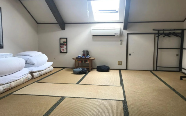Waraku House