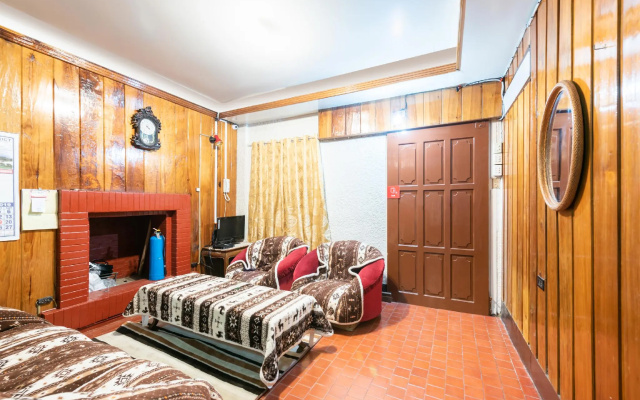 OYO 122 The Peak Pines Pension