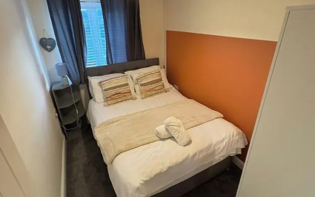 Spacious 3-bed House - Sleeps 8, Garden & Parking
