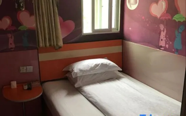 Xingzhong Hotel (Shanghai Xingzhong Road Subway Station)