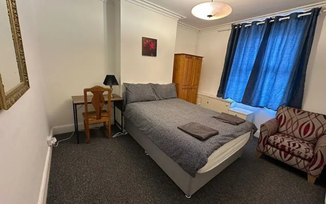 Luton Town House Near Airport