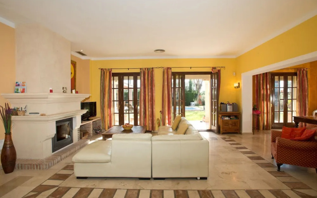Holiday villa with 5 bedrooms, private pool, Nueva Andalucia, Marbella