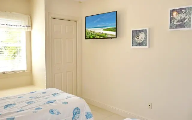 Pet-friendly Waterside Home With Pool/steps to Beach