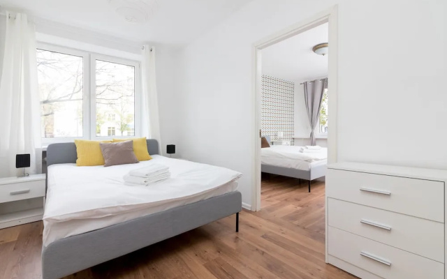 Metro Wilanowska 3-Bedroom Apartment