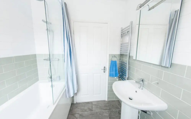 Bright & Airy 2-bedroom Flat for 6 in Blackheath