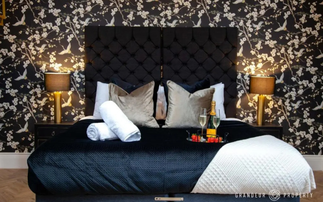 Opulent 2bedroom Apartment, Bournemouth, Parking