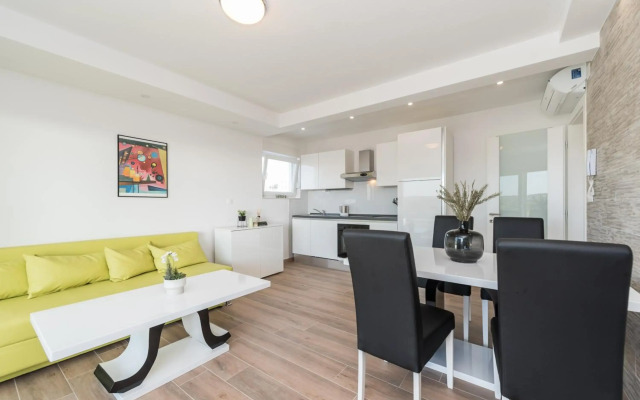 Dino 2 luxury apartment with pool