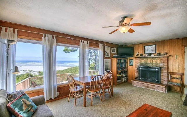 Cozy Oceanfront Escape with Deck and Rustic Charm - Inviting Retreat