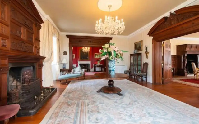 Lavish Holiday Home in Worcestershire With Jacuzzi