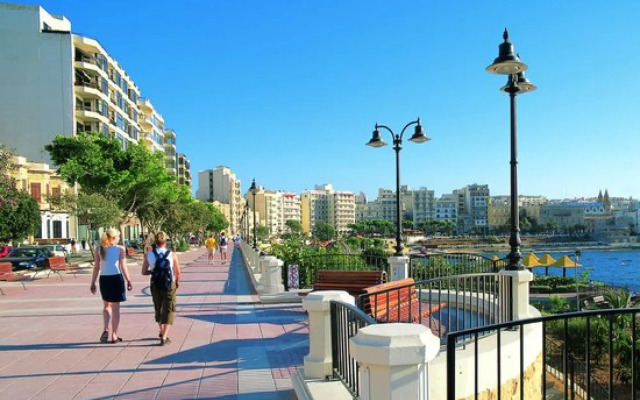 Deluxe 2BR Apartment in Central St Julian's