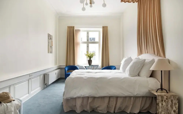 Royal Neighbors - 4 bedrooms - 2 bathrooms