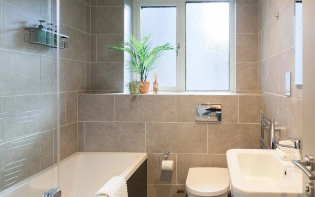 Central Leeds Apartment Near Station - Sleeps 6