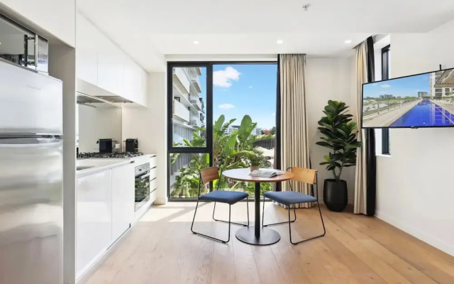 Stunning 1-bed by Victoria Park With Pool & Gym