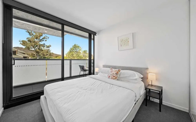 Bright Unit With Secure Parking and Garden Access
