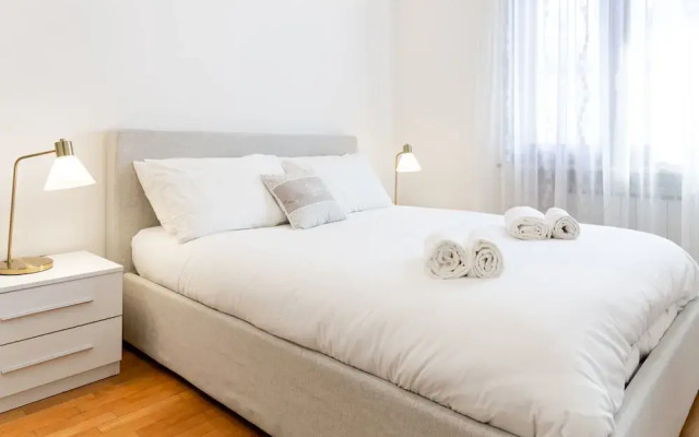 Bright flat next to the Vomero