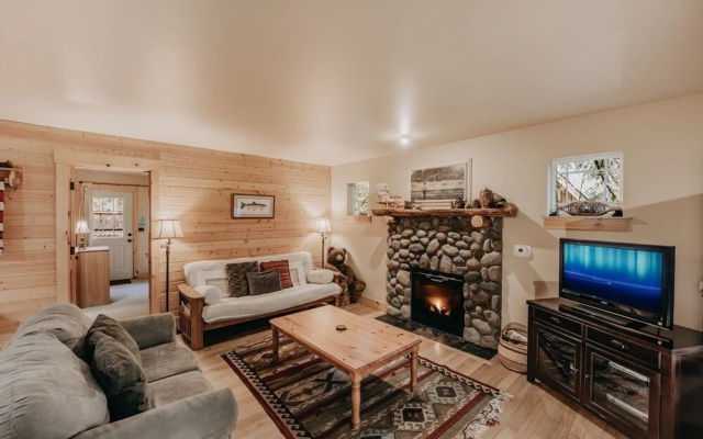 95gs - Hot Tub - Wifi - Pets Ok - Sleeps 4 2 Bedroom Home by RedAwning