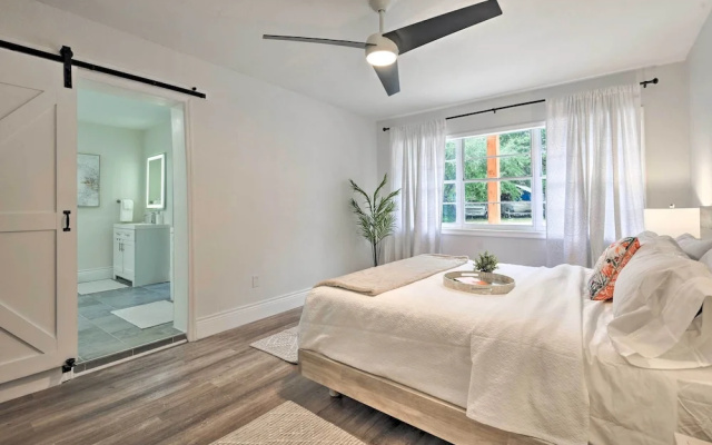 Walk to Restaurants: Sarasota Home w/ Lanai!