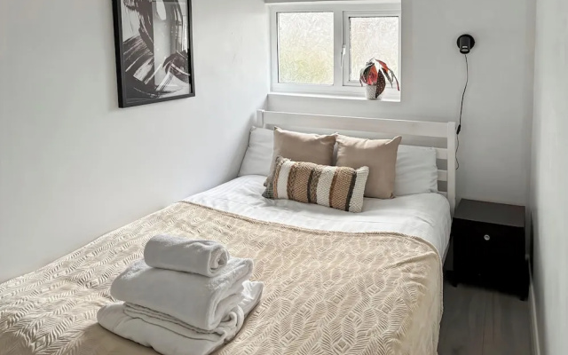 Cozy Hideaway With Hot Tub & Sauna Sleeps 7