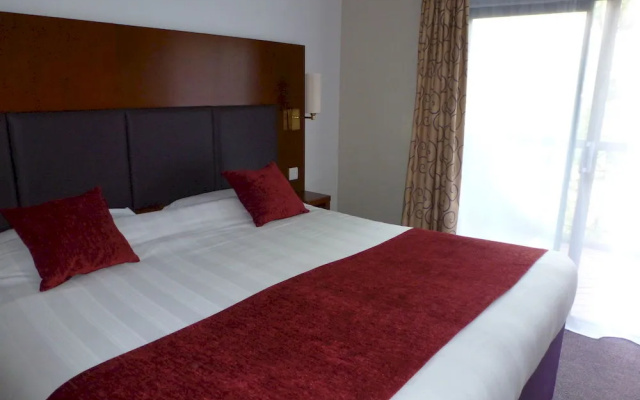 Cross Roads Hotel by Chef and Brewer Collection