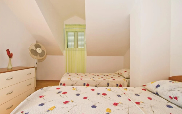 Beautiful Home in Crna Punta With Wifi and 2 Bedrooms
