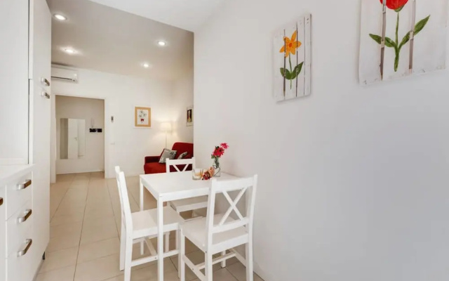 Lovely White Flat 15 Minutes From the City Center
