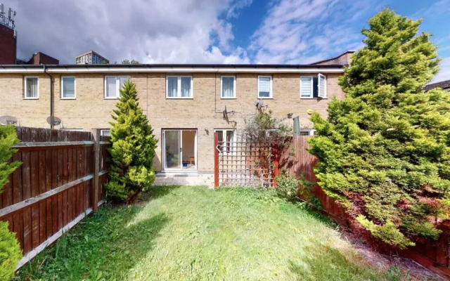 Super 2 Bed House with Privategarden