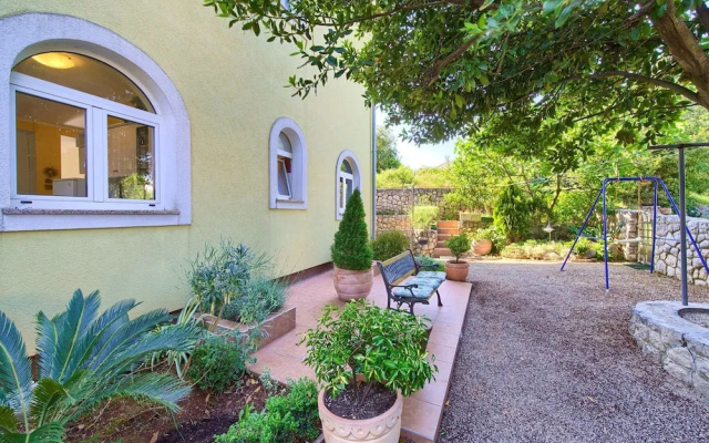 Nice Apartment With Private Terrace Near the Sea