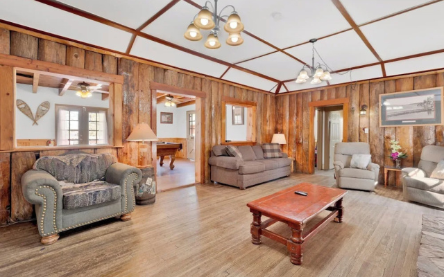 Lodge House #100
