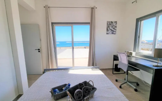 Apartment with 360° balcony and Direct Sea and Harbour View!