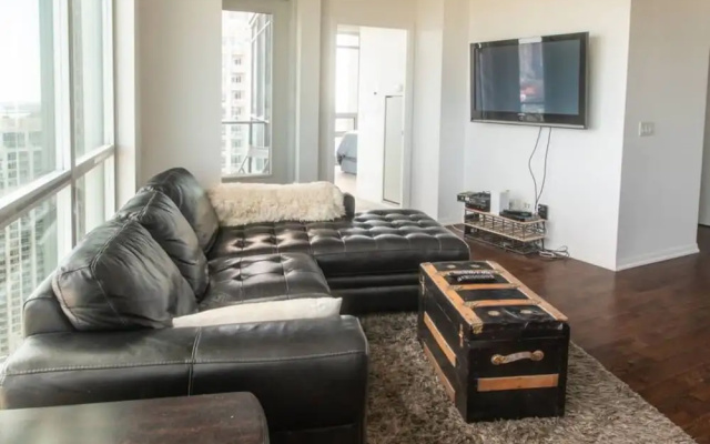 Modern 2 bedroom Condo with CN Tower Views