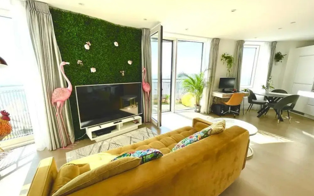 Stylish 1-Bedroom Apt with Stunning London Views