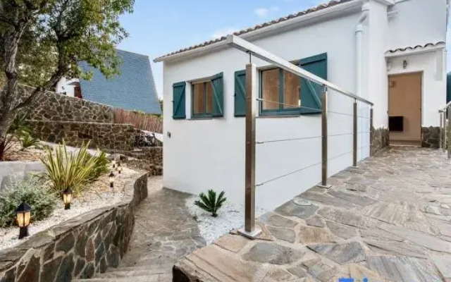 Paradise Silvia, Detached Villa with Private Pool Near Sitges