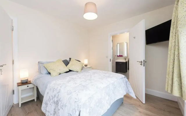 2br-sleeps4-parking-nearcork-6mintoairport