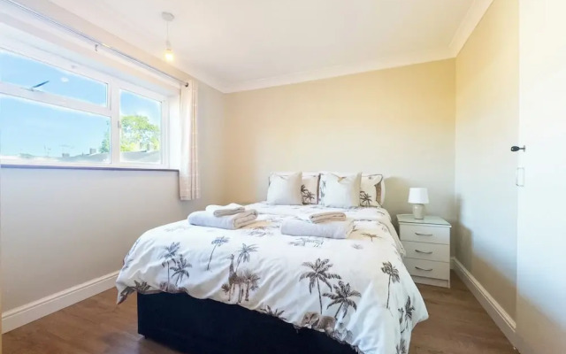 House - Sleeps 7, Private Garden & Parking