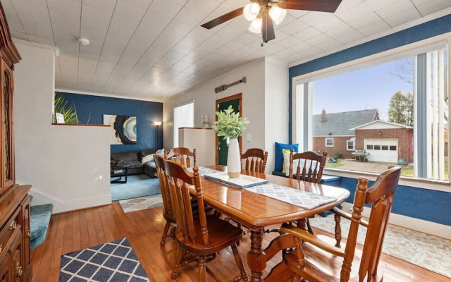 4BR Chalet with Seasonal Pool Hot Tub
