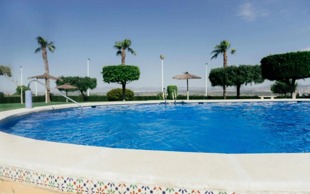Stunning 2 bedroom apartment with Pool View