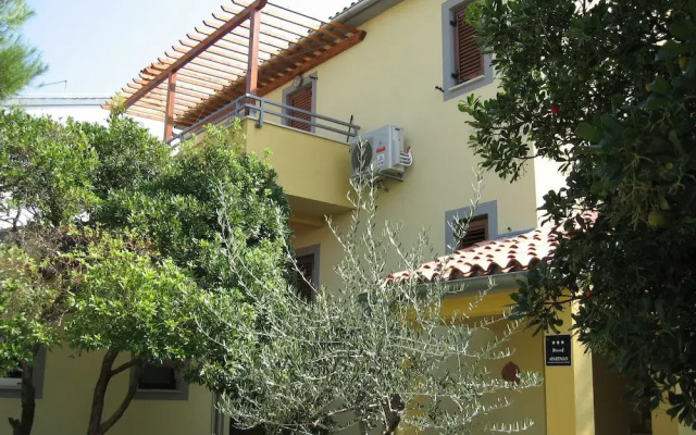 Six Person Apartment With Two Bedrooms And 200M From Beach In Pjescana Uvala