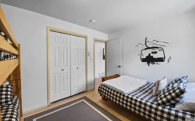Ski Hill 40 2 Bedroom Condo by RedAwning