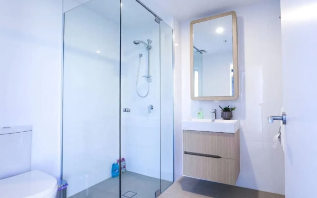 Stylist 2 Bedrooms Apartment With Pool/gym/parking