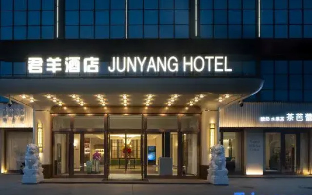 Junyang Hotel (Aksu Railway Station Old Street Night Market)