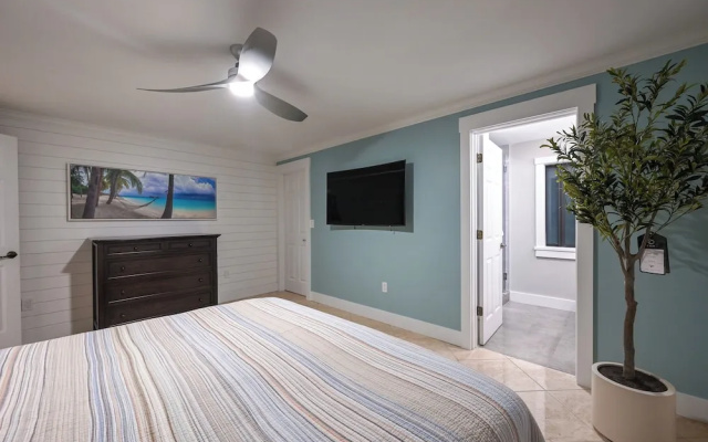 Tropical Naples Hideaway - 1 Mi to Beaches!