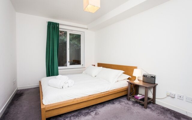 Отель Charming Peaceful 2 Bed with Parking and Garden Великобритания, Лондон - отзывы, цены и фото номеров - забронировать отель Charming Peaceful 2 Bed with Parking and Garden онлайн комната для гостей