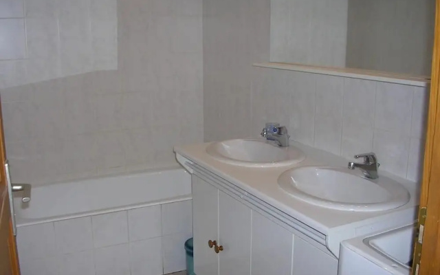 4 Rooms 8 People 3 Exposed South-west