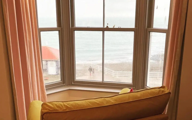 Sea View Modern Apartment - Sleeps 2