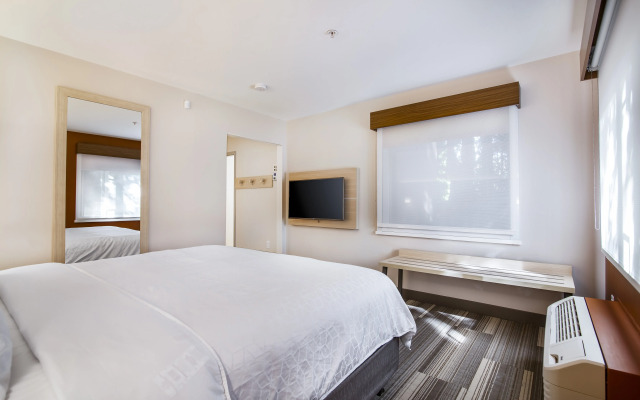 Holiday Inn Express & Suites Langley by IHG
