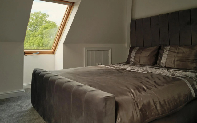 Modern Spacious House - Sleeps 16, Free Parking, Sun Terrace