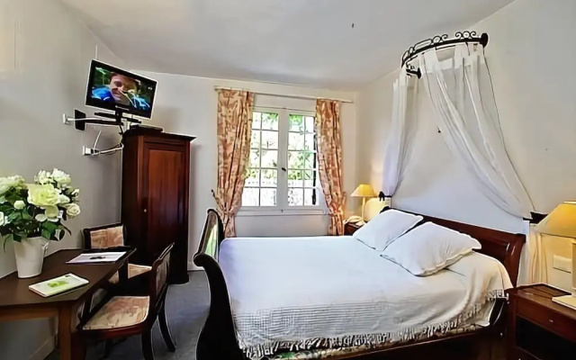 Logis Hostellerie de lAuberge de LÉtang Bleu