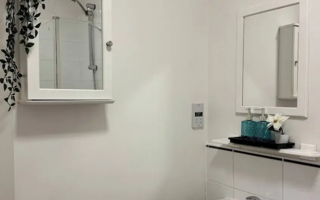 City Centre Apartment - Free Parking - Sleeps 4