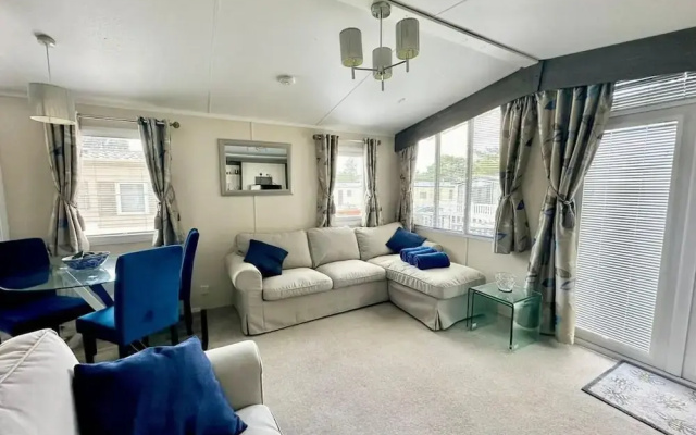 Caravan - Sleeps 4 - Pool - Pet Friendly